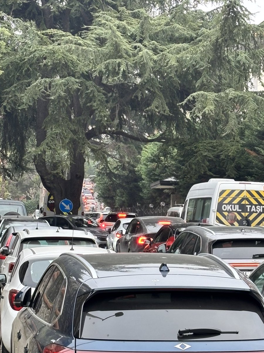 ErtuncGun's tweet photo. Acıbadem Mahallesinde Ata Ortaokulunun bulunduğu Raufpaşa sokağını tek yön yaparak boğaziçi köprü trafiği oluşmasını sağlayan ve bu konuda emeği geçen herkesi tebrik ederim… kornalara basılarak okul sokağı böyle daha güvenli oldu… #uskudarbld #sdedetas https://t.co/Bvu9Zu5ZVr