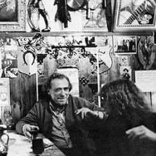 – İyi de, içiyorsun. Ona aşıksan içkiyi hemen bırakman gerekir. Şu an.
– Haklısın, bu içkiyi lavaboya dökeceğim.
– Melodramatikleşme, bardağı bana vermen kafi!
#Bukowski #ölülerböylesever