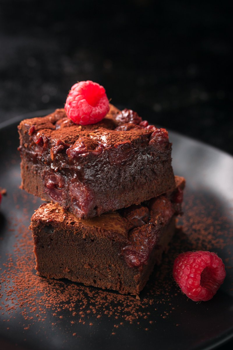 cakesandsweets's tweet photo. 💕Dessert  pour une St-Valentin gourmande 
Faites fondre 100 g de chocolat noir et 50 g de beurre.
Fouettez 2 œufs avec 50 g de sucre. Ajoutez 30 g de farine et incorporez le chocolat fondu.
Versez  la pâte dans des ramequins, ajoutez un carré de chocolat au centre
8 min à 200°C https://t.co/VnxjFtu1Nc