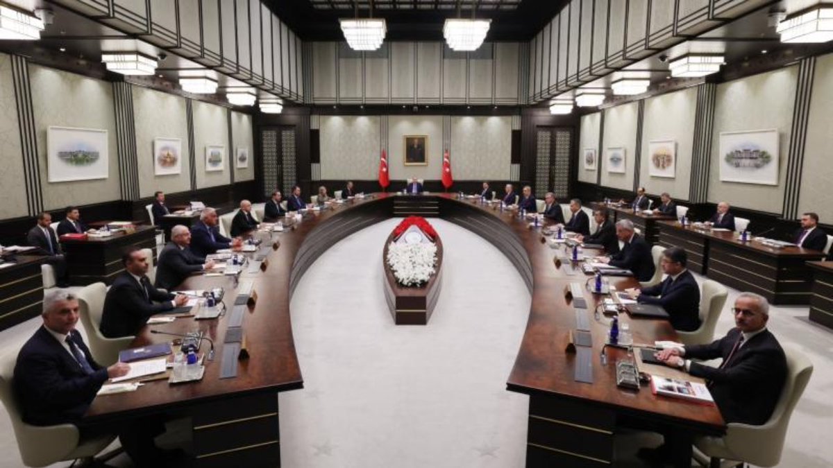 ApolitikX's tweet photo. Cumhurbaşkanlığı kabinesi bugün Başkan Recep Tayyip Erdoğan liderliğinde Beştepe Külliyesi'nde toplanacak. Toplantının ana gündem maddelerini Bolu'daki otel yangını, terörle mücadele operasyonları ile Hamas-İsrail ateşkesi ve enflasyonla mücadele oluşturacak. #deprem
#enflasyon https://t.co/CHloiqMNVE
