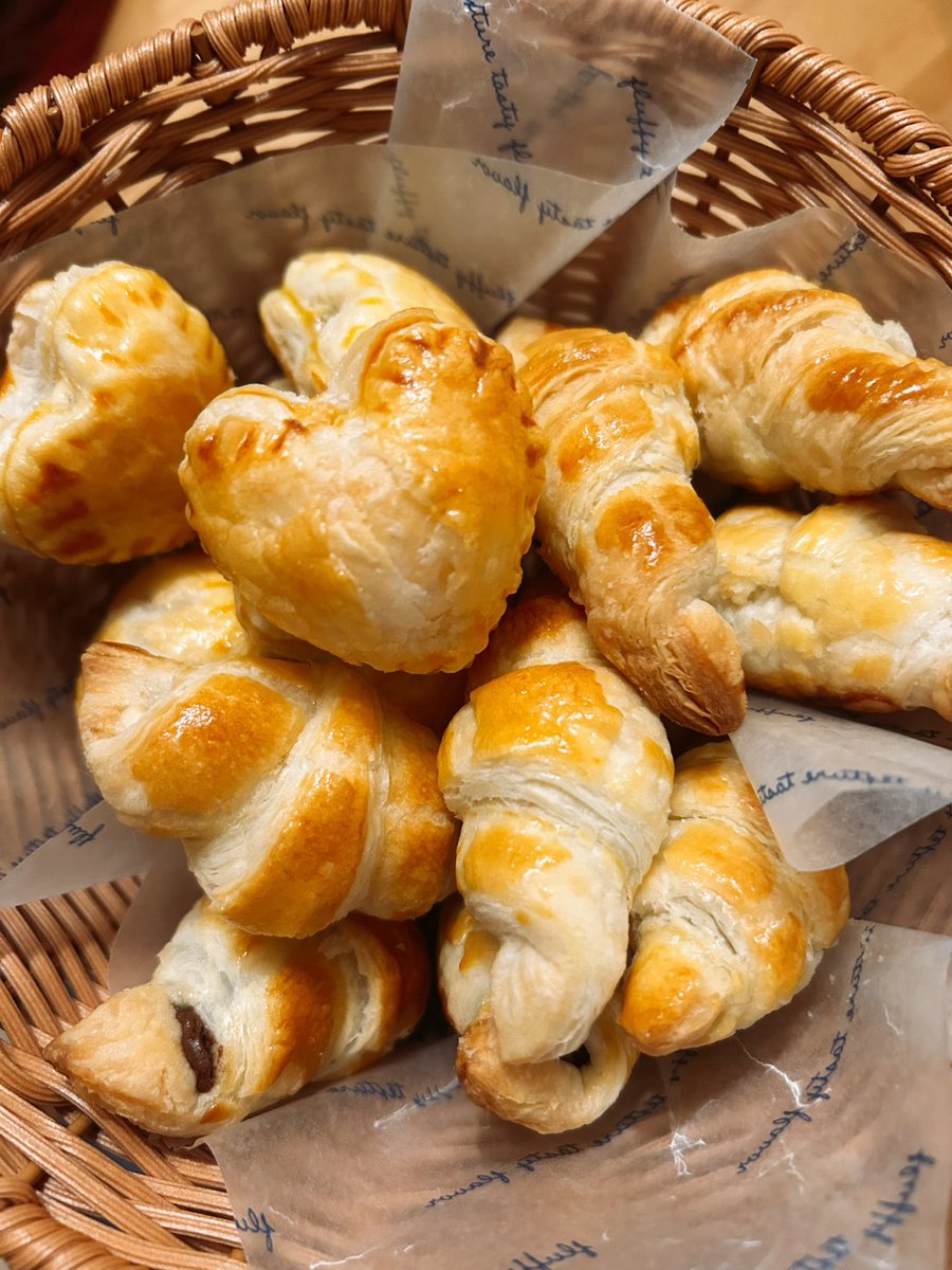 DOGLIFEgohan's tweet photo. おやつ✨

・ミニ💛パイ　🍊🍫
・ミニ🥐パイ　🥜🍫

バナナケーキの次はミニパイ🧑‍🍳
色々試してるらしい🤭
頑張ってるJK❣️
#おうちごはん𓎩𓌉𓇋 
#料理好きさんと繋がりたい https://t.co/z6DD5N0ueL