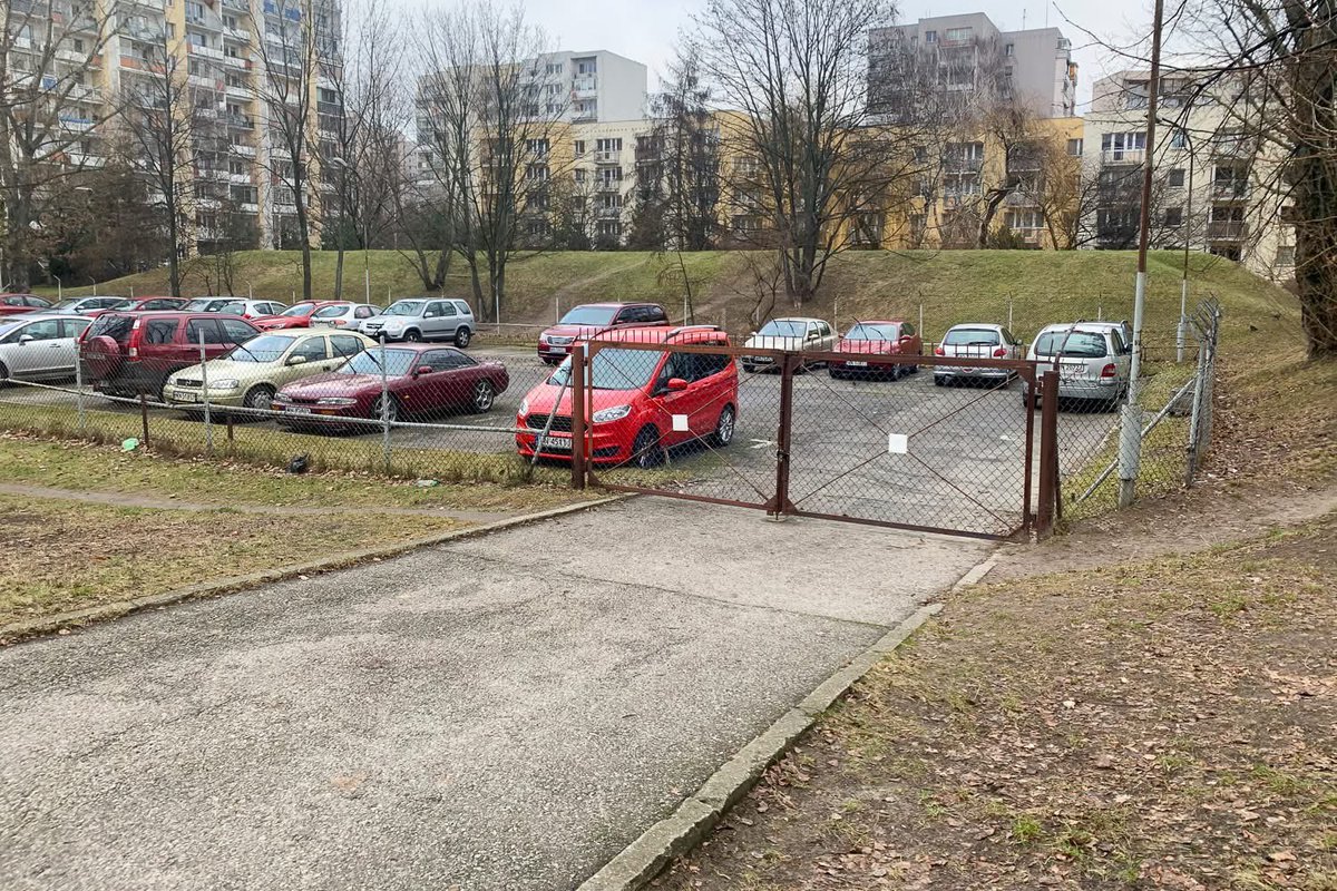 MiastoUrsynow's tweet photo. Dzielnica @ursynowpl nie przedłużyła kolejnej umowy dzierżawy na tzw. parking społeczny. Wkrótce ogrodzony teren przy #Polaka zostanie otwarty dla wszystkich chętnych. Sąsiedzi boją się, że dla nich nie będzie już miejsca…https://t.co/GJi2SPhCVs https://t.co/lONzD3hZ73