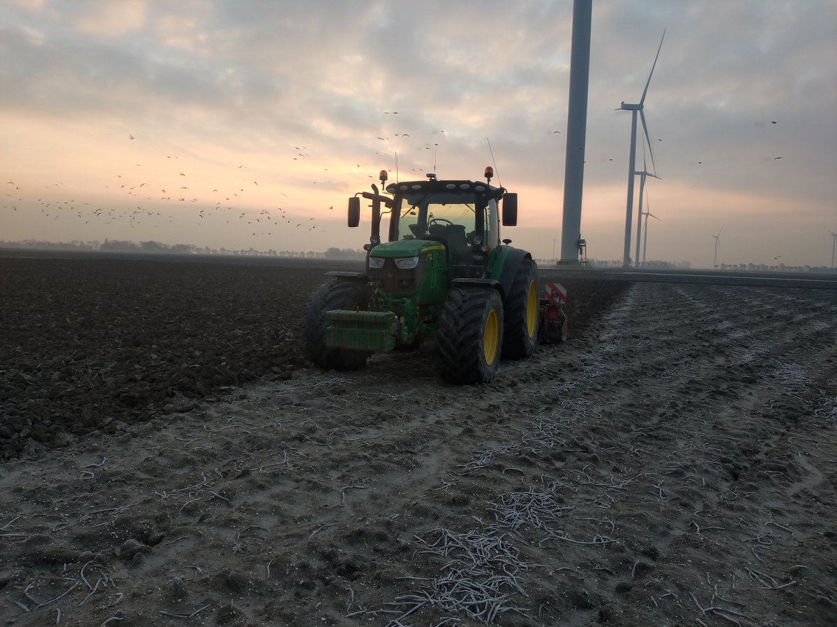 We zaten er al een tijdje op te loeren, vanmorgen eindelijk mooi stevig om nog een stukje te spitten.