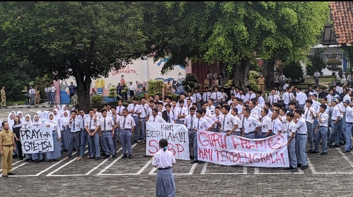 Jateng_Twit's tweet photo. Seluruh Siswa SMK 2 Solo terancam Tak Bisa Daftar SNBP, Sekolah didemo https://t.co/PmaxElSL2D