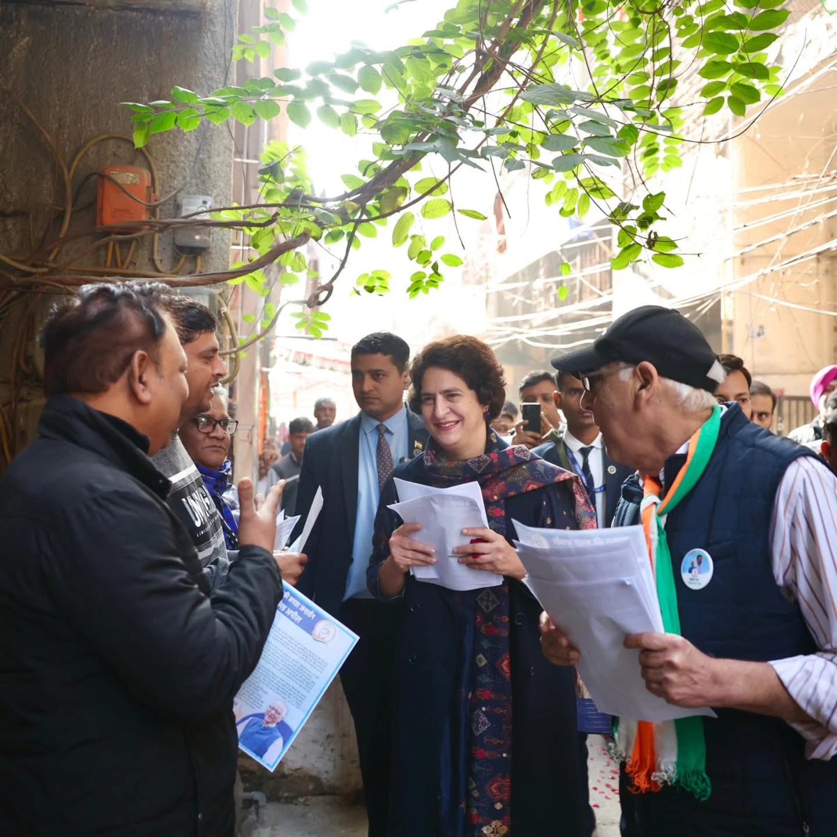 SandeepPalDhan2's tweet photo. कांग्रेस महासचिव श्रीमती @priyankagandhi जी ने जंगपुरा में कांग्रेस उम्मीदवार @Farhad_Suri जी के समर्थन में डोर-टू-डोर कैंपेन किया।

जनता का प्यार और विश्वास बता रहा है
दिल्ली में आ रही है कांग्रेस ✋

📍 दिल्ली https://t.co/gXFGb7q6lH