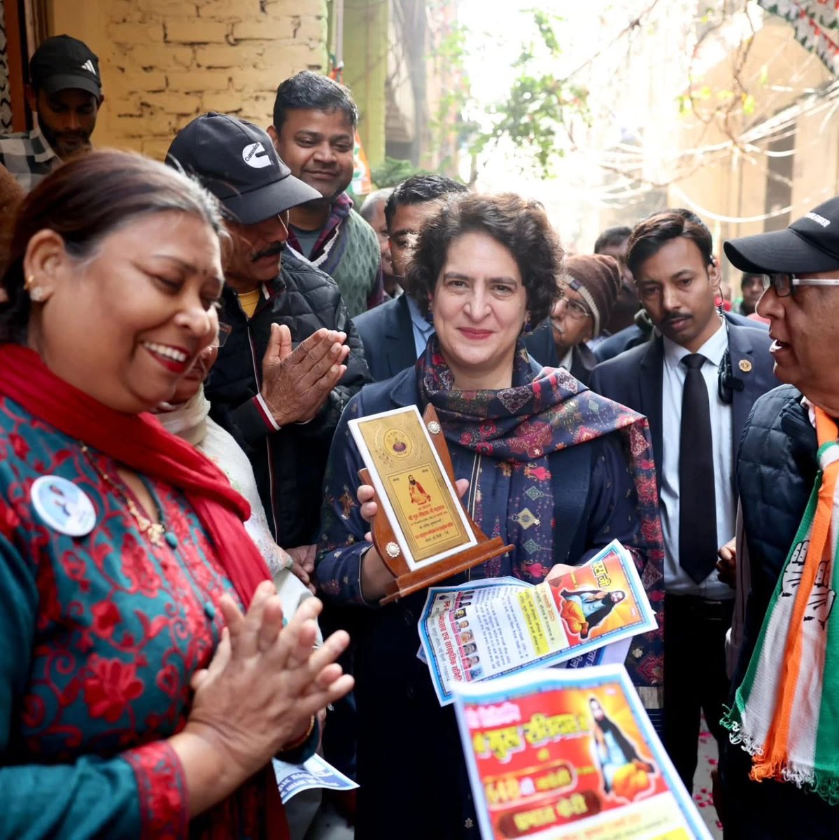 SandeepPalDhan2's tweet photo. कांग्रेस महासचिव श्रीमती @priyankagandhi जी ने जंगपुरा में कांग्रेस उम्मीदवार @Farhad_Suri जी के समर्थन में डोर-टू-डोर कैंपेन किया।

जनता का प्यार और विश्वास बता रहा है
दिल्ली में आ रही है कांग्रेस ✋

📍 दिल्ली https://t.co/gXFGb7q6lH