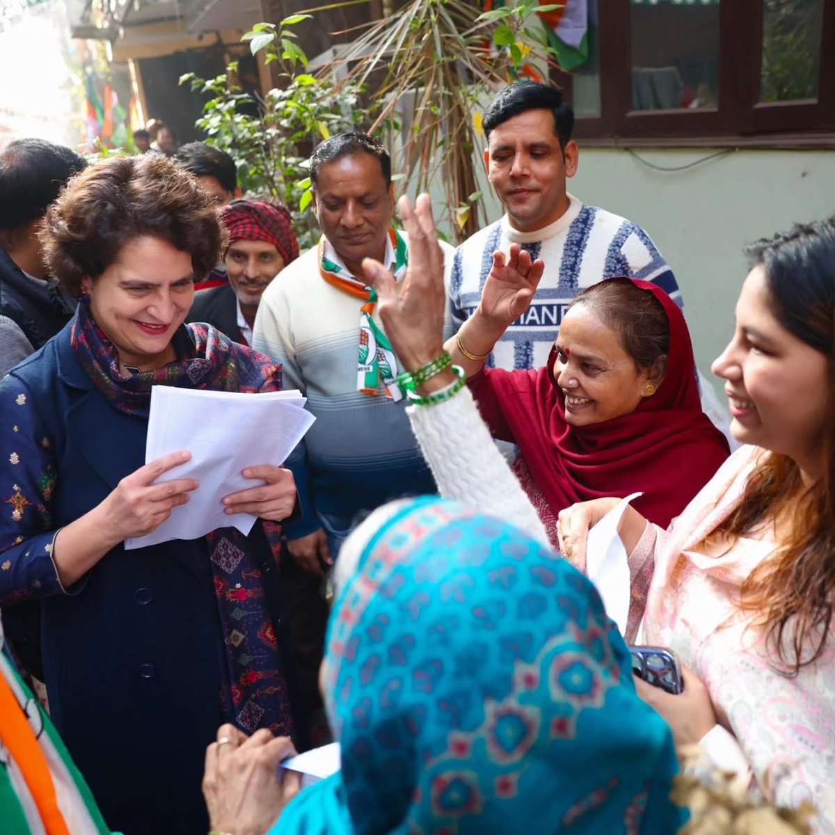 SandeepPalDhan2's tweet photo. कांग्रेस महासचिव श्रीमती @priyankagandhi जी ने जंगपुरा में कांग्रेस उम्मीदवार @Farhad_Suri जी के समर्थन में डोर-टू-डोर कैंपेन किया।

जनता का प्यार और विश्वास बता रहा है
दिल्ली में आ रही है कांग्रेस ✋

📍 दिल्ली https://t.co/gXFGb7q6lH