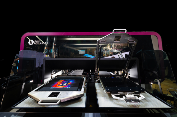 APdigitales's tweet image. #Printful eleva el nivel de calidad de la impresión bajo demanda con las nuevas mejoras de #KornitDigital
➡️tinyurl.com/2cur46hs
@kornitdigital @Printful #DTG #impresiontextil #textiles #camisetas #sostenibilidad #impresionbajodemanda #printondemand #tiendaonline