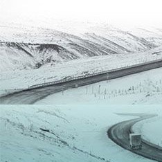 “Zaten o yıllarda burnumuzun ucunda gezinen bir mazot kokusuydu babam, kulağımızda çınlayan uzak bir motor sesiydi ve az evvel dediğim gibi, gitti mi gelmek bilmezdi bir türlü.”
#hasanalitoptaş
#kuşlaryasınagider
#parantezyayınları