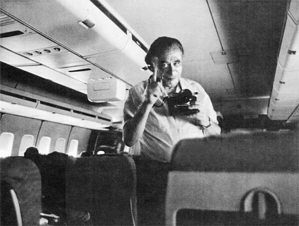 Pilota, “korkuyorum” dedim,
o da bana “ben de” diye cevap verdi.
#Bukowski #ÖlülerBöyleSever