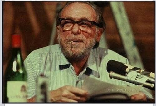 Bazı ahlak kuralları insanları fabrikalarda,
esir ve devlete bağlı tutmaya yararken
bazıları insanların kendilerini iyi hissetmesini sağlar.
Zehirli meyvelerle iyi meyvelerin birlikte bulunduğu bir bahçe gibi. Hangisini seçip yiyeceğinizi
ve hangisini bırakacağınızı bilmelisiniz.