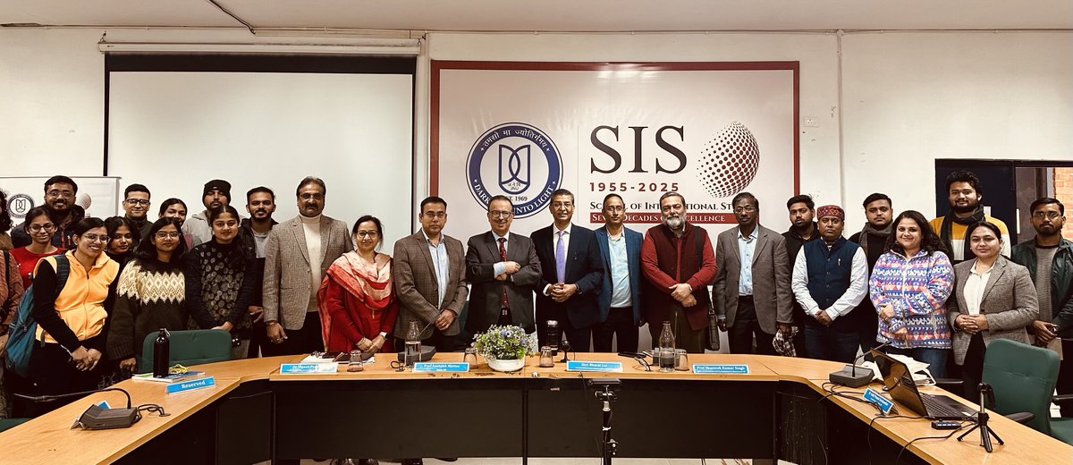 amitabhmattoo's tweet photo. Excellent lecture by Shri ⁦@Vidurji⁩ , Secretary General of the National Human Rights Commission at ⁦@sisjnu_official⁩. https://t.co/VFfSfi8uUi