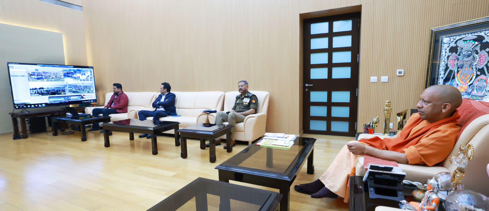 मुख्यमंत्री योगी आदित्यनाथ ने खुद अपनी निगरानी में इस पूरे महाकुंभ की व्यवस्था संभाली