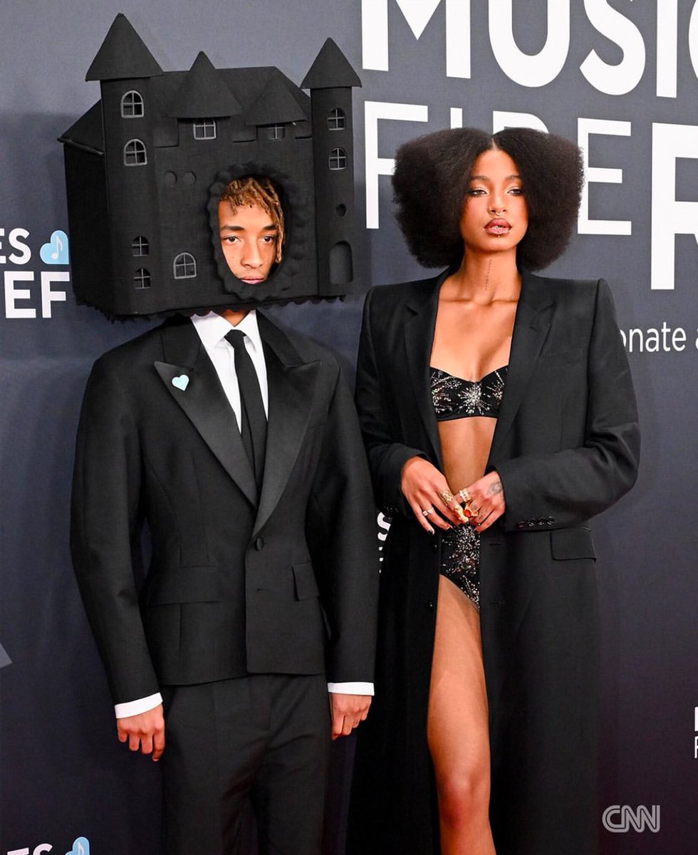 Mishak841's tweet photo. Móda na Grammy .
Někdo tzv overdressed a někdo zase nahý.
😅 https://t.co/kexzqVISzD