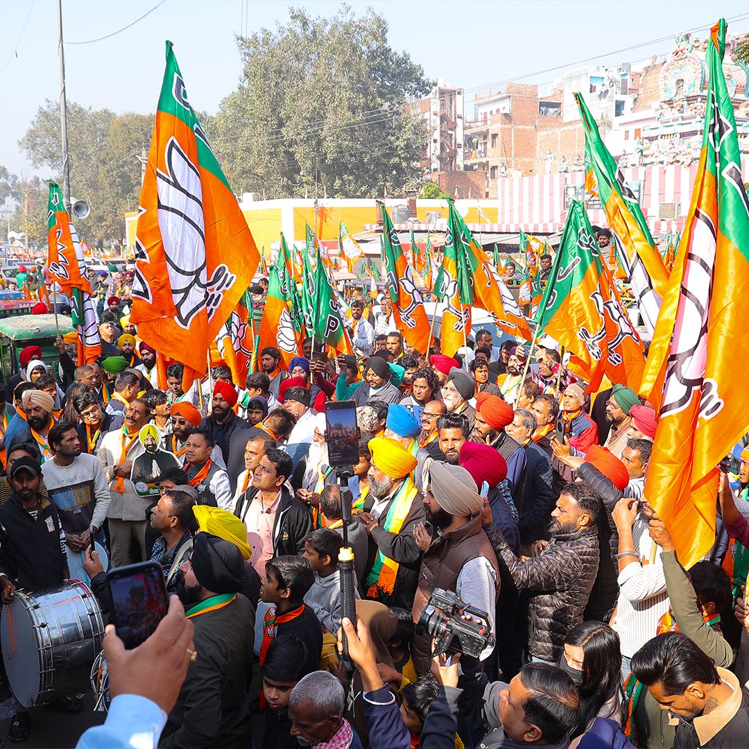 Mrsinha's tweet photo. Rajouri garden, Delhi, @mssirsa ji is the BJP candidate..Look at the crowd, completely saffronised....Same scene throughout Delhi..

Will the BJP be able to win good number of seats this time? https://t.co/ROnA3XC4bK