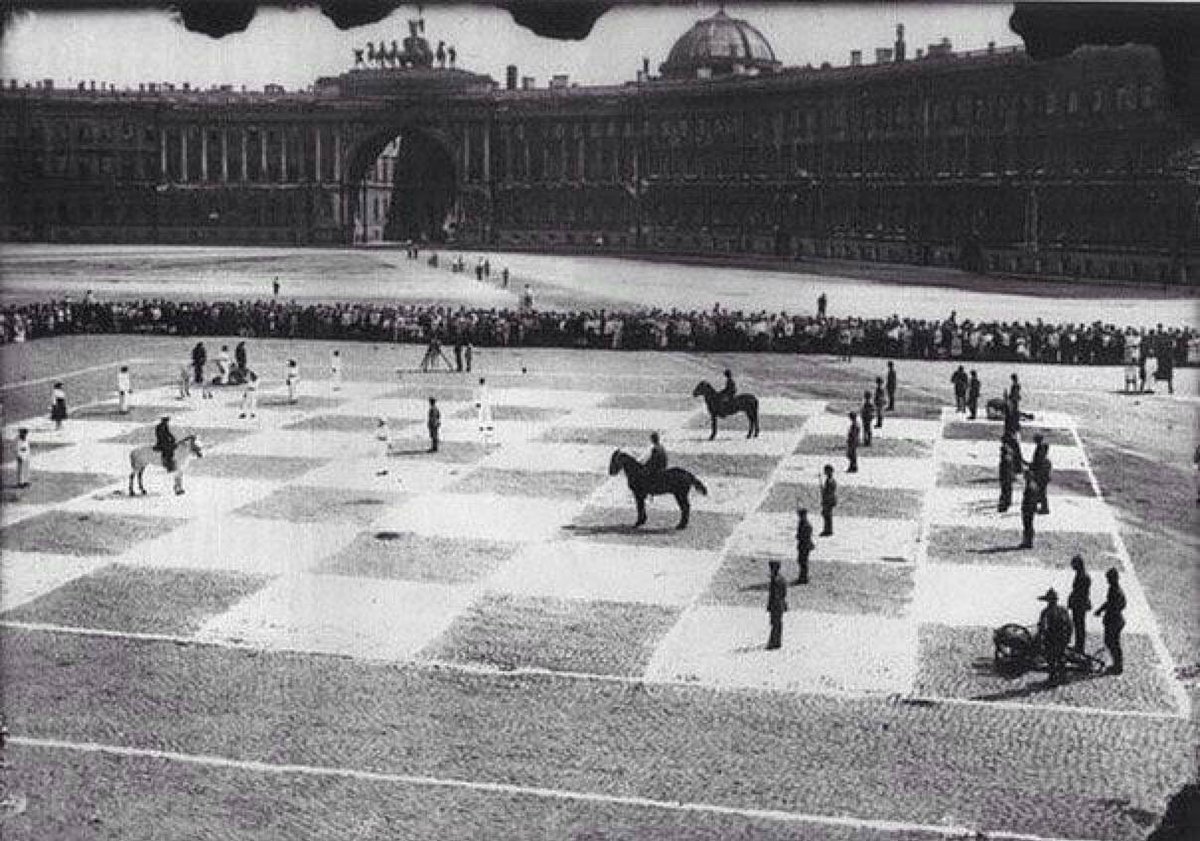 KovacsS41413518's tweet photo. A human chess game played in 1924, the game lasted 5 hours and ended in a draw.
#humanchess #chessgame #game #btc #eth #egld #chess https://t.co/mwAI0KFM9c
