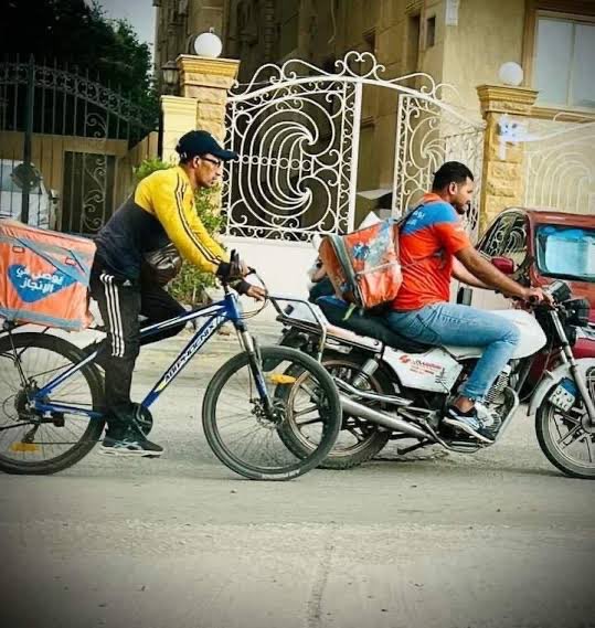 istithna's tweet image. الإنجليزي يتمنى ان يحالفه الحظ بحادث مع سيارة بنتلي يكون الخطأ عليها
في مصر لابد ان تتورط في حادث مع موتسيكل طلبات والخطأ عليك 🤣
المرور هنا ليس نظاما بل اقتراح 😂
#عماريامصر #السعودية_العظمى #القاهرة