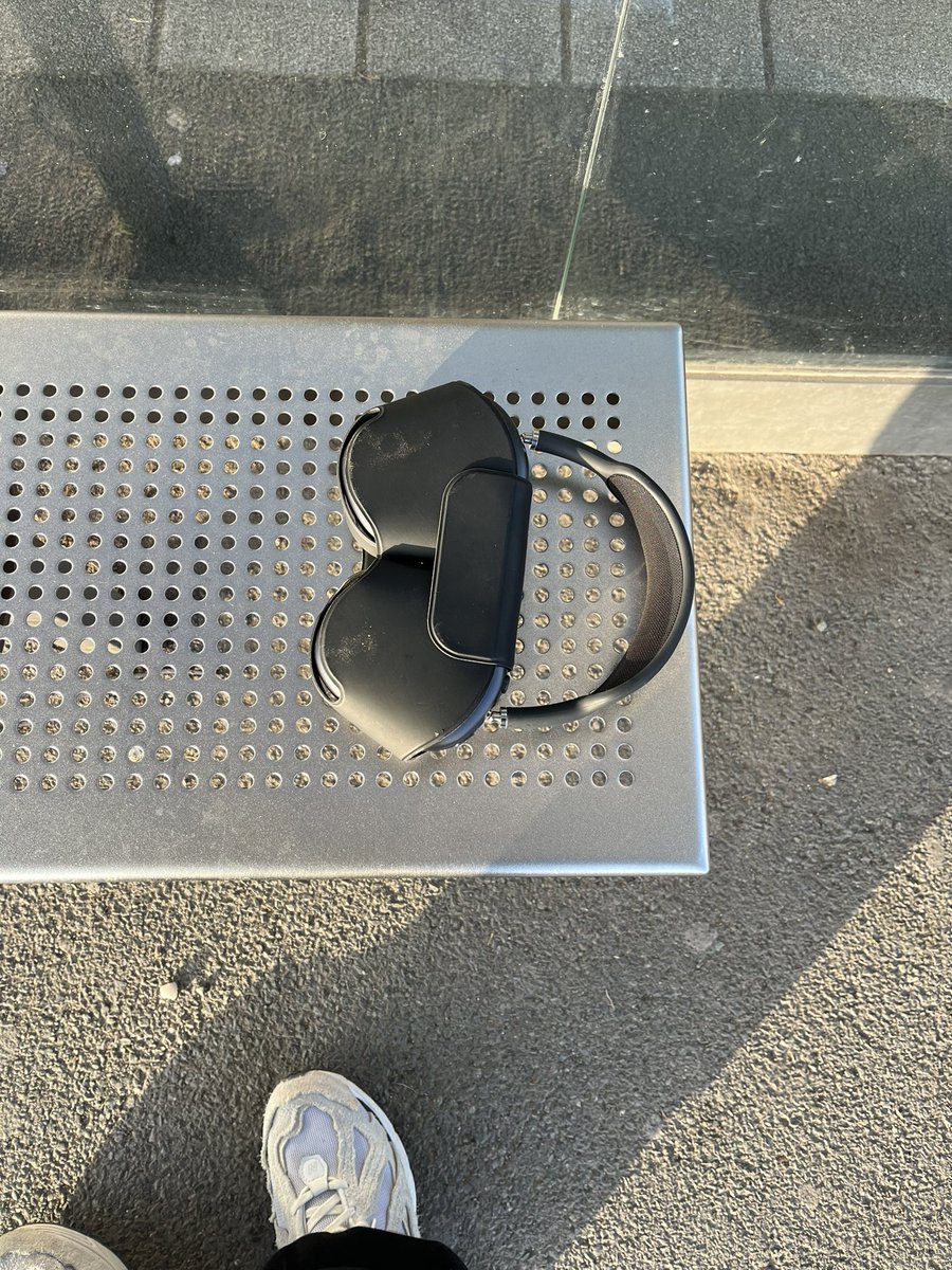 h444go's tweet photo. si tu cherches tes airpods max à Gambetta, dm (j’ai recup pour pas te faire peta) https://t.co/1L0qgnBAuI