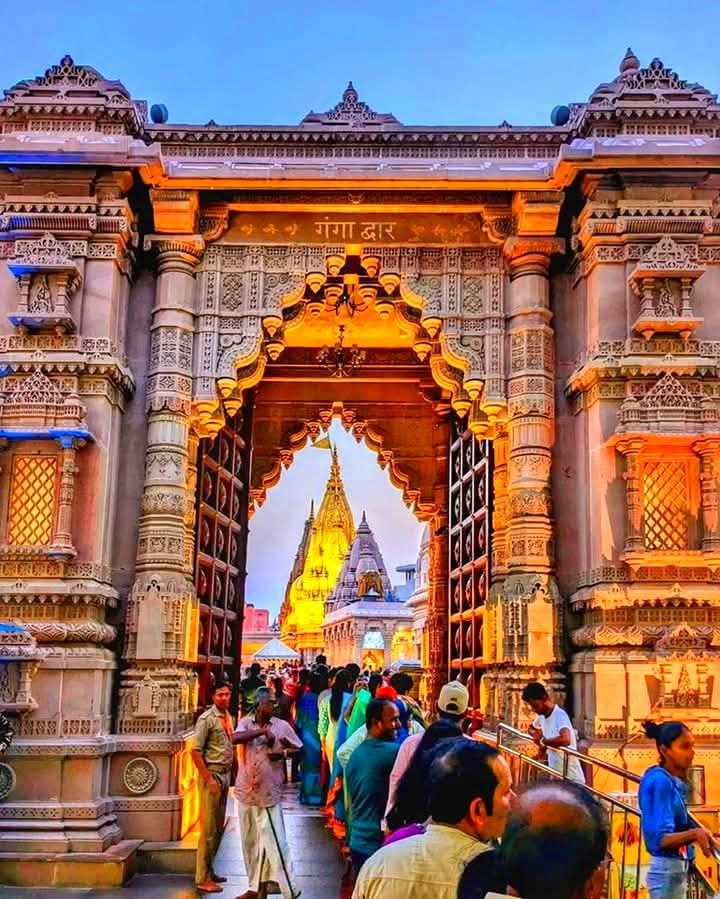 हे विश्वेश!
 हे विश्वेश्वर!
हे सबके आश्रय! 
हे शम्भो!
आपके चरणारविन्द को छोड़ कही भी गति नहीं है।
आप तो अनेक तापों से पीड़ित मन वाले को भी,
ऐसे हमारे मनोरथों को देने में दक्ष हो।
महादेव🙏🏻🚩