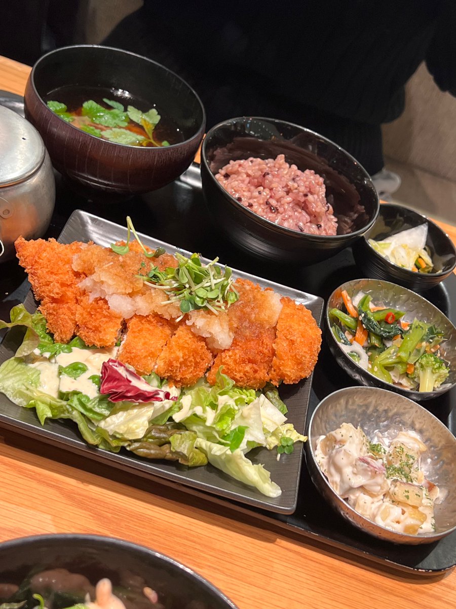 mitsuboshi_7's tweet photo. 健康的にご飯食べるならここめちゃいい！

📍大阪梅田
「24/7cafe apartment」

「まぐろとアボカドの明太子丼」（1600円）と「チキンカツたっぷりおろしポン酢」（1730円）を注文。

アボカドのクリーミーさと明太子のピリッとした塩気とマグロが絶妙にマッチ。

さらに、添えられた海苔やごまが風味を引き立て、最後まで飽きずに楽しめる一品でした。ヘルシーで満足感があり、女性にも人気が高そうです。

「チキンカツたっぷりおろしポン酢」は外はサクサク中はジューシーなチキンカツが絶品。たっぷりのおろしポン酢がさっぱり感を加え重さを感じさせない味わいに仕上がっています。

店内は広々としていてゆったりとした時間が流れる居心地の良い空間。