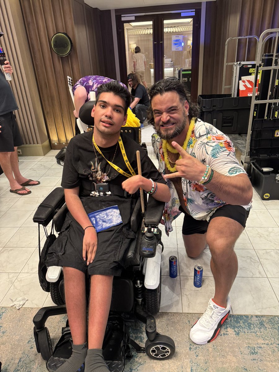 mike200066's tweet image. Thank u @ZackieTan22 @DownstaitBand for amazing music #jerichocruise