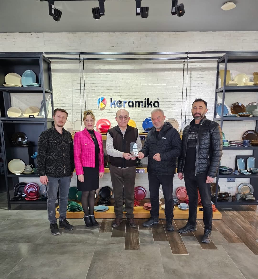 KERAMİKA SERAMİK GENEL MÜDÜRLÜĞÜNE TEŞEKKÜR ZİYARETİ
ASOF Federasyonumuz ve KÜSOBDER Derneğimiz Yöneticileri Ünsa Madencilik Tur. Enerji San ve Tic. A.Ş. Keramika Seramik Genel Müdürü Emin Yüce’ yi ziyaret etti.
ASOF Yönetim Kurulu
#asof #küsobder #keramika