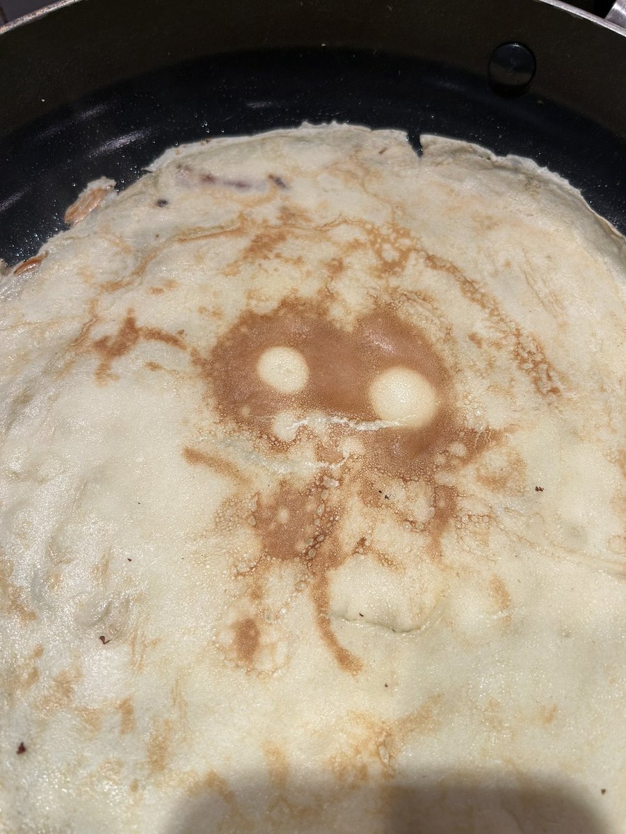 Alien in my pancake ! #Chandeleur #faceinthings #alien #crepe