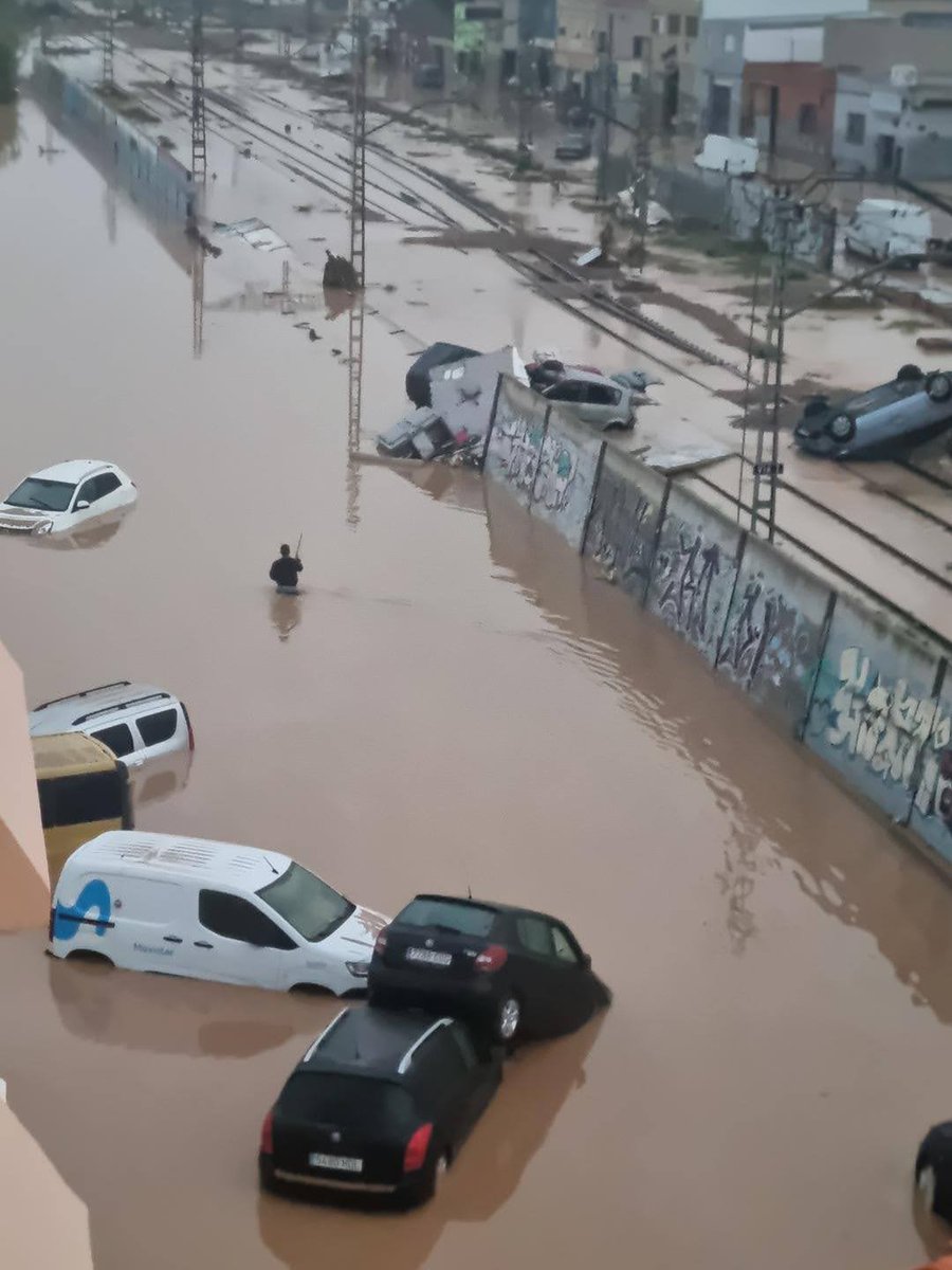 AlcaideGallardo's tweet photo. @pilarbernabe @boegob @oscar_puente_  La fatídica noche presencié desde mi balcón como los muros de las vías hicieron de presa, al romper, el agua asoló Alfafar-Sedaví. La reconstrucció. @jradsuara Alfafar @Josep_Cabanes Sedaví @EASANZ Benetússer.
La reconstrucción pasa por el soterramiento. Luchenlo https://t.co/ILTYSzSZIB