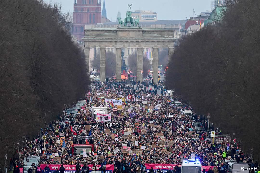 Reports of at least 160,000 on the streets of Berlin protesting against the AfD - and the mainstream parties’ collaboration with them.

We can stop the far right - and this kind of movement can do it 

#StandUpToRacism