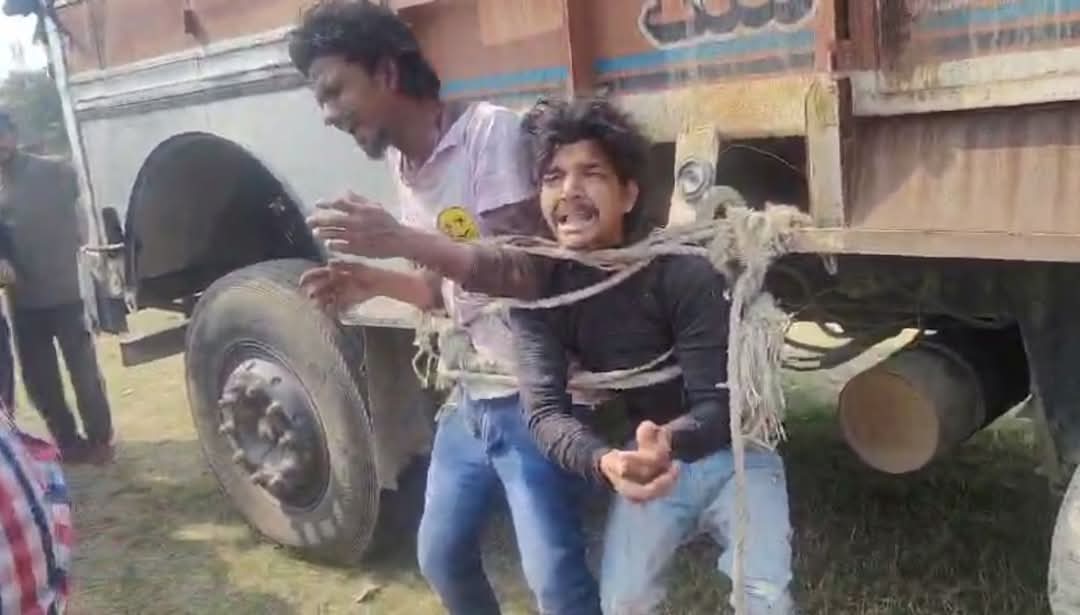 कोडरमा जिला के झुमरी तिलैया में दो युवक हसन सिद्दीकी और सैफ सिद्दीक को अशोक यादव द्वारा ट्रक से बांधकर पीटा गया। 

माननीय मुख्यमंत्री श्री <a href="/HemantSorenJMM/">Hemant Soren</a>   जी कृपया मामलें को संज्ञान ले। बर्बरता के साथ घटना को अंजाम देने वाले दोषी व्यक्ति के खिलाफ सख्त कार्रवाई की जाए।