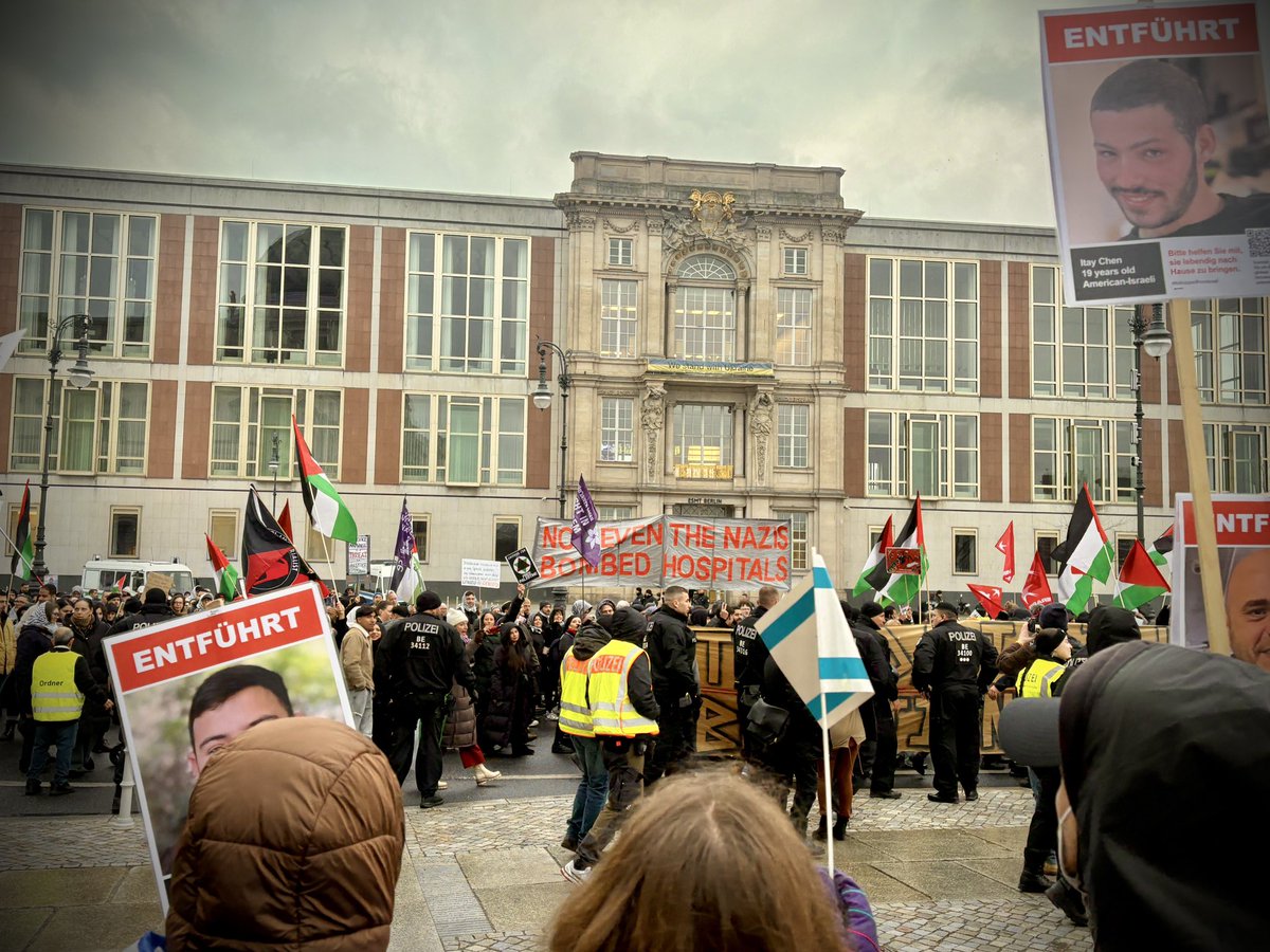 ggantisemitism's tweet photo. Wir haben als Mahnwachen Gegen Antisemitismus traditionell auch hier #b0102 der #Terror-Verherrlichung, #Holocaust-Relativierung und Leugnung der NS-Verbrechen widersprochen. https://t.co/lWY6bo225C