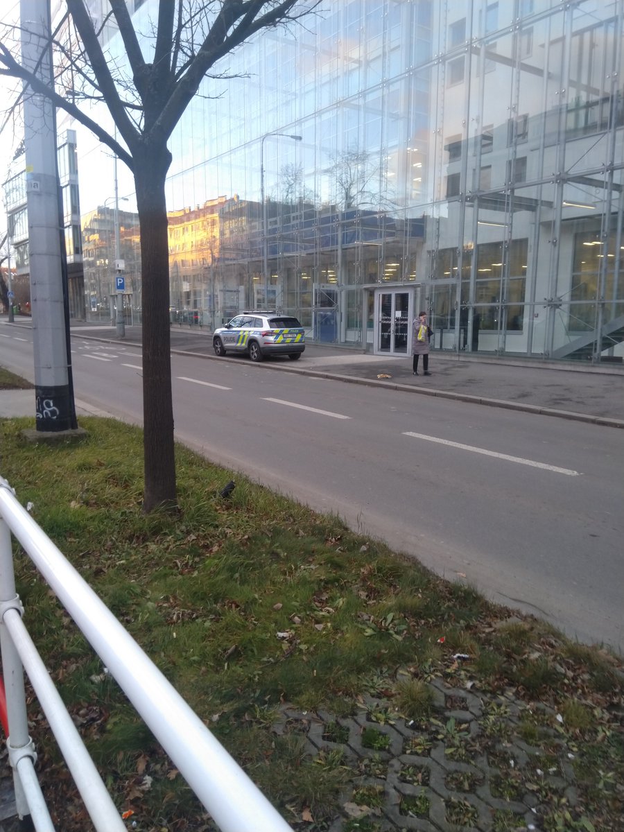 _An_Sp's tweet photo. Ne, neblikalo, ani modre, ani oranzove. Proste tam stali jako kdokoliv jiny. @PolicieCZ @parkovanivpraze @prahabezaut @PragueVsCars @MpStraz @MinistryofWalk @Svoboda_Slavek @ZdenekHrib @TSKpraha @PrahaEU @makupka https://t.co/KgGKgZOcG1