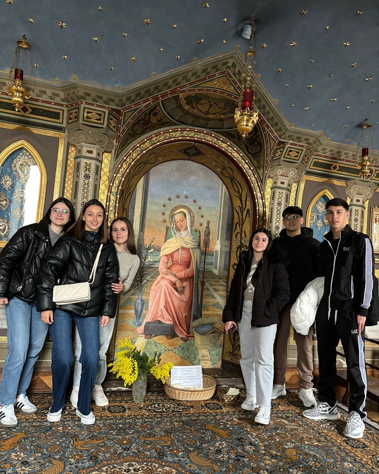 Nos llena de emoción esta imagen que nos envían nuestros antiguos alumnos realizando su viaje de estudios en 2° de bachillerato. Forman parte de esta familia del Sagrado Corazón, y así lo han demostrado al visitar a Mater en Roma. ❤️
<a href="/fesofiabarat/">Fundación Educativa Sofía Barat</a>