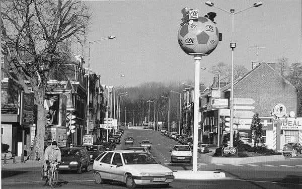 LensVintage's tweet image. ⚽️ Totem du Mondial 1998 au rond-point de #Bollaert avec les mascottes #footix et le ballon conçu par des collégiens de Jean-Zay à @VilleDeLens #RCLens