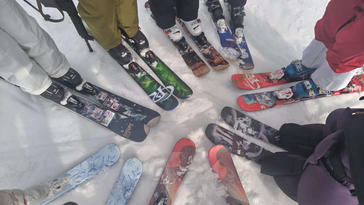 tommy_a_h_r's tweet photo. 飛騨流葉スキー場の試乗会、ほおのき平スキー場ミーティング、ＧＲイベント家族全員楽しませて頂きました😊
待望のＧＲco10さんにもお会い出来て良かったです🤩
初参加にもかかわらず皆さん仲良くして頂き本当にありがとうございました🙇
最後の動画は、長男、次男の歓喜の舞です🤣 https://t.co/SFEsI9i76R