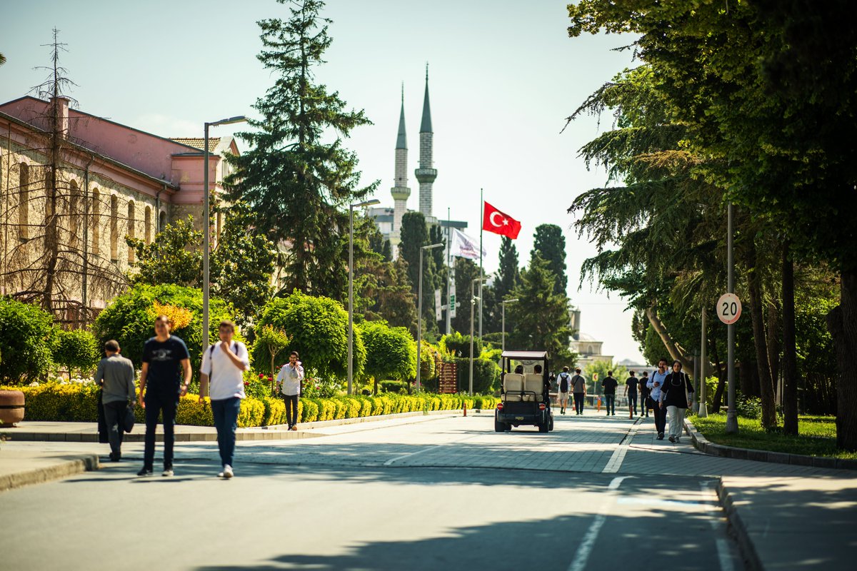 İZÜ'de Bahar Dönemi başladı. Kampüste en çok nereyi özledin? 
Yorumunu bırak.👇