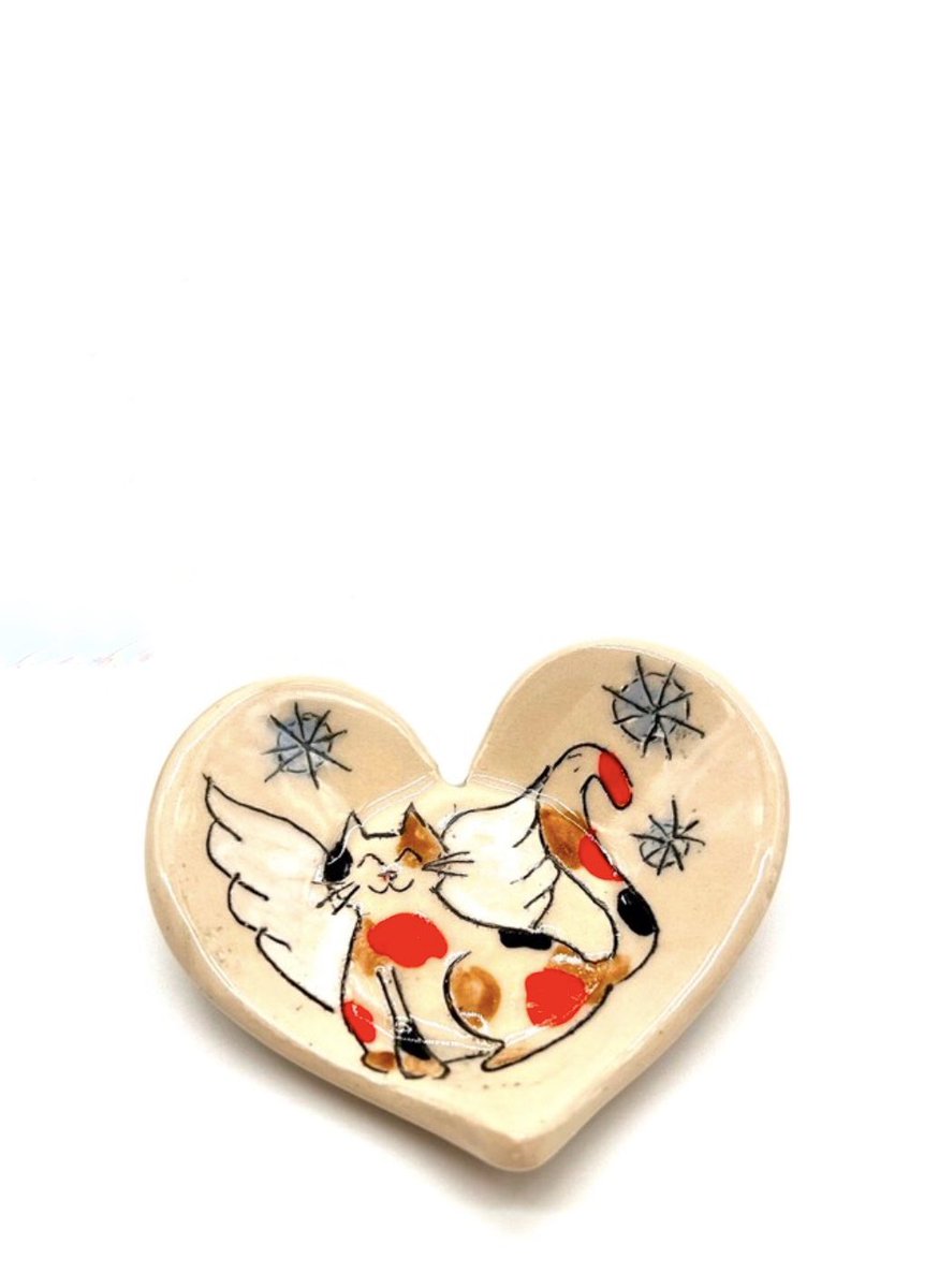 ZenCatPottery's tweet image. These Heart-shaped dishes are perfect for holding rings, tea bags, wet spoons, coins, and much more.  tinyurl.com/mrmbfrtx
#spoonrest #coindish #teabagrest #heartdish #valentinesday2025 #ValentinesDayGifts #ValentinesGift #ValentinesGifts #ceramicheart