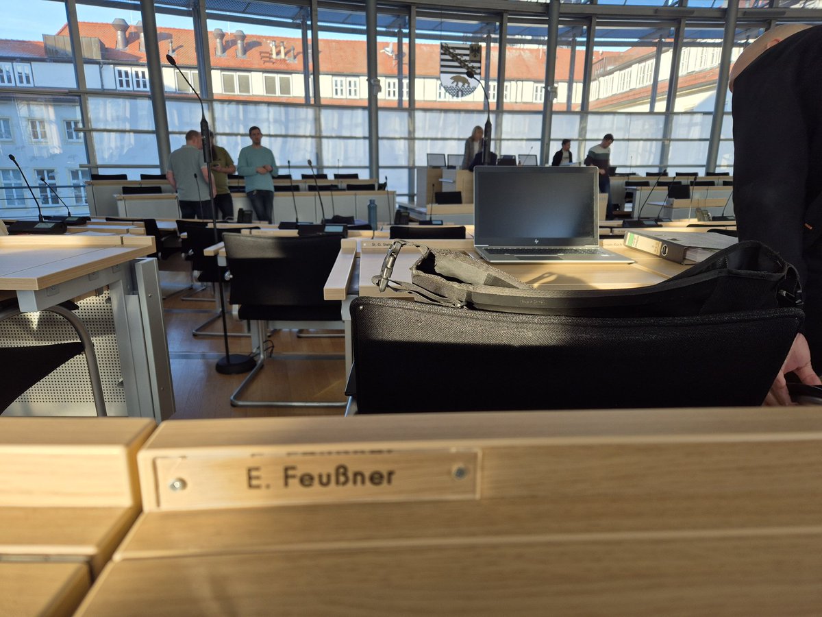 Jetzt auf der entscheidenden Sitzung des Finanzausschusses des <a href="/Landtag_LSA/">LT Sachsen-Anhalt</a> zum Doppelhaushalt 2025 + 2026 sowie zum Haushaltsbegleitgesetz - und das auf dem Parlamentsplatz unserer Bildungsministerin.