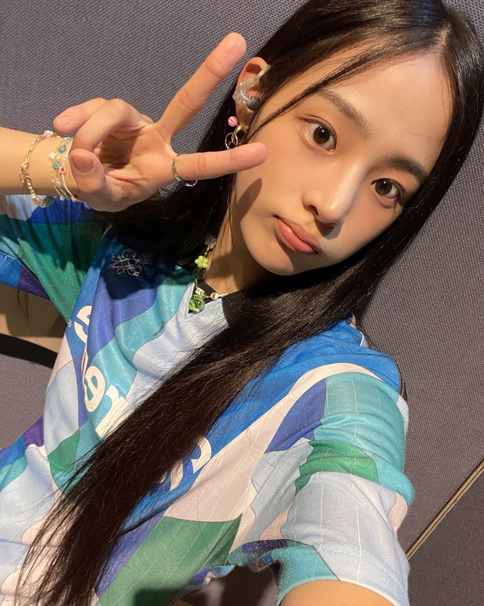 Minggom_16's tweet photo. ㅁㅊ 민지가 데뷔초 셀카들 풀어줬다 https://t.co/BckjPhnys7