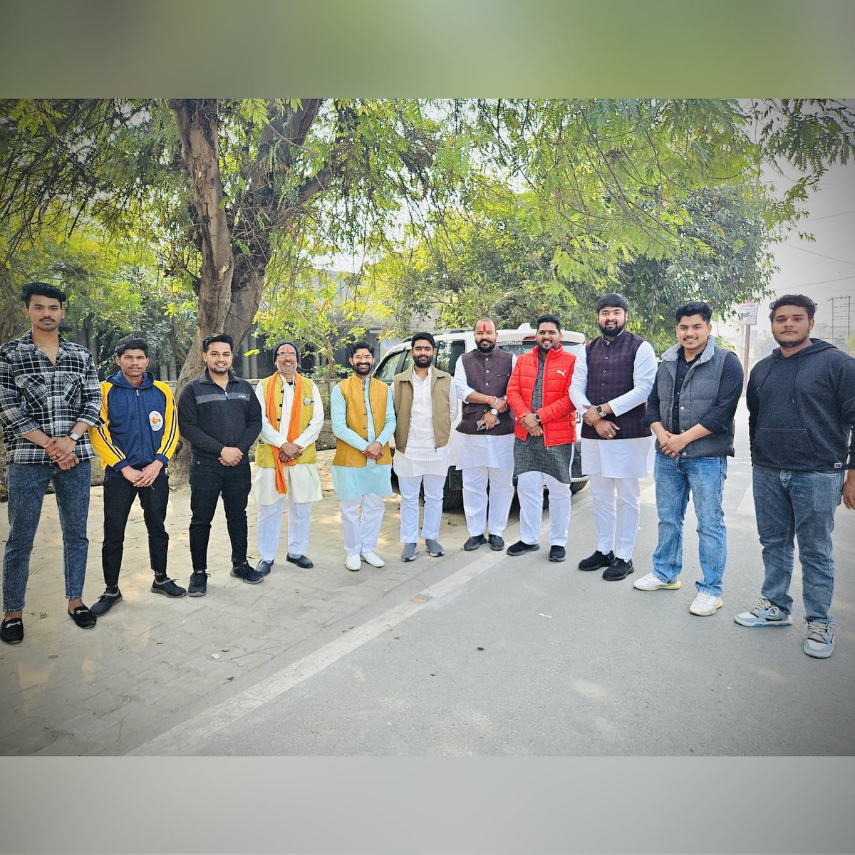 *#बुलंदशहर स्थित टीचर्स कॉलोनी में "राष्ट्र चेतना मिशन" के मुख्य कार्यालय पर अध्यक्ष बड़े भाई श्री हेमन्त सिंह जी एवं राष्ट्र चेतना मिशन की टीम ने सभी भाईयों के आगमन पर फूल-माला पहनाकर व भारत माता का चित्र भेंट कर स्वागत किया।

#ApkaHARSH
