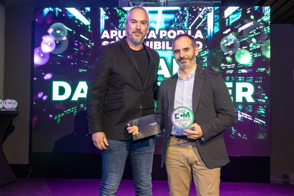 Adam - Data Center (@adam_tic) on Twitter photo 🏆 Hemos recibido el premio "Green Future is Now" que otorga <a href="/DataCenterBPS/">Data Center Market</a> en los #DCMAwards2025, por el proyecto #sostenible en nuestros #datacenters de Madrid y Barcelona.
Nuestro coordinador de infraestructuras en TecnoAlcalá, Alfonso Pascual, recogió el reconocimiento. 🏆 Hemos recibido el premio "Green Future is Now" que otorga <a href="/DataCenterBPS/">Data Center Market</a> en los #DCMAwards2025, por el proyecto #sostenible en nuestros #datacenters de Madrid y Barcelona.
Nuestro coordinador de infraestructuras en TecnoAlcalá, Alfonso Pascual, recogió el reconocimiento.