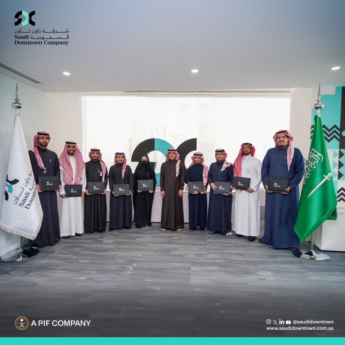 من منطلق التزامنا بتأهيل وتمكين كوادرنا الوطنية؛ نفخر في #داون_تاون_السعودية بتخريج نخبة متميزة من متدربي برنامج تطوير الخريجين (طُموح)، بعد أن أتموا برنامجًا تدريبيًا مدته عام كامل بنجاح. كما يسعدنا الإعلان عن توظيف جميع الخريجين وانضمامهم لفريق عمل الشركة، حيث تم تكريمهم من قبل