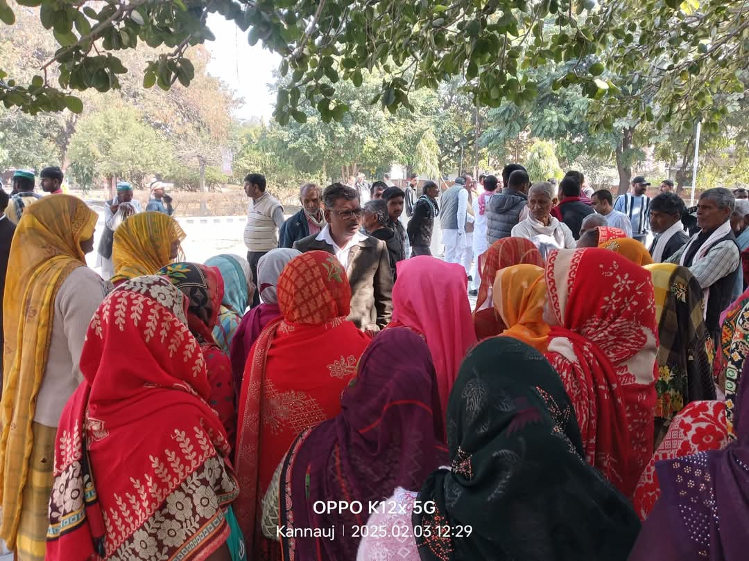 PeeyushG_197's tweet photo. हसेरन ब्लॉक में #भदौरियन_पुरवा गांव के अशोक पाल के आशियाने पर बिना कोई नोटिस के बुलडोजर चला दिया गया जिसके पश्चात @samajwadiparty #Kannauj ने मामले को संज्ञान में लेकर जिला कलेक्ट्रेट में ज्ञापन दिया। 
मांग है #अशोक_पाल_को_न्याय_दो। 
@myogiadityanath @dm_kannauj
@yadavakhilesh https://t.co/NyPcTmPYIO