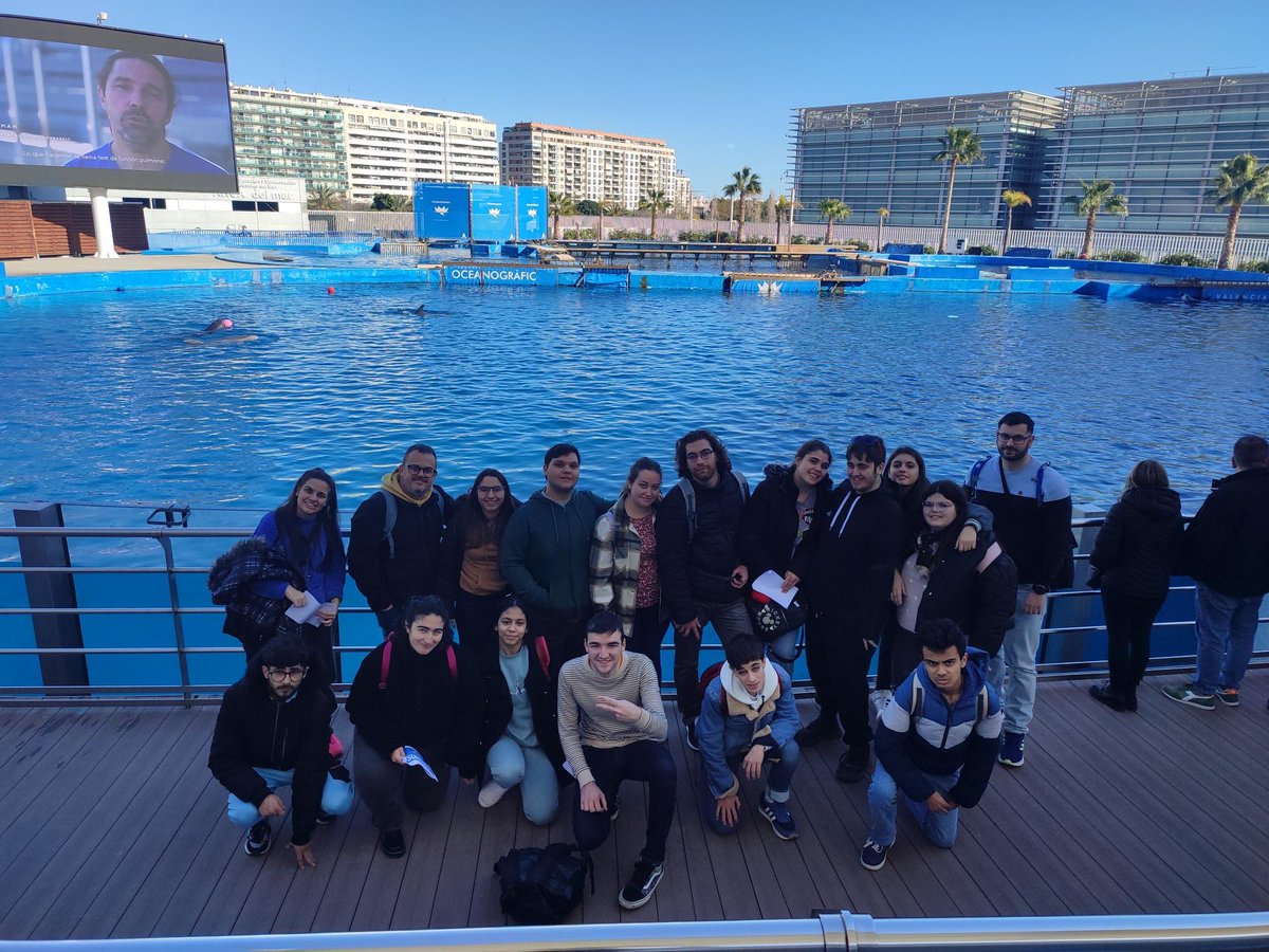 CeeCastellVell's tweet photo. L'alumnat de PFQB ha visitat l'Oceanogràfic. Ens han parlat del canvi climàtic, de les seues conseqüencies en la biodiversitat marina i hem pogut conèixer productes que ens ofereix el mar Mediterrani, el seu tractament culinari i el seu elevat valor gastronòmic. https://t.co/TDzg22rHo1