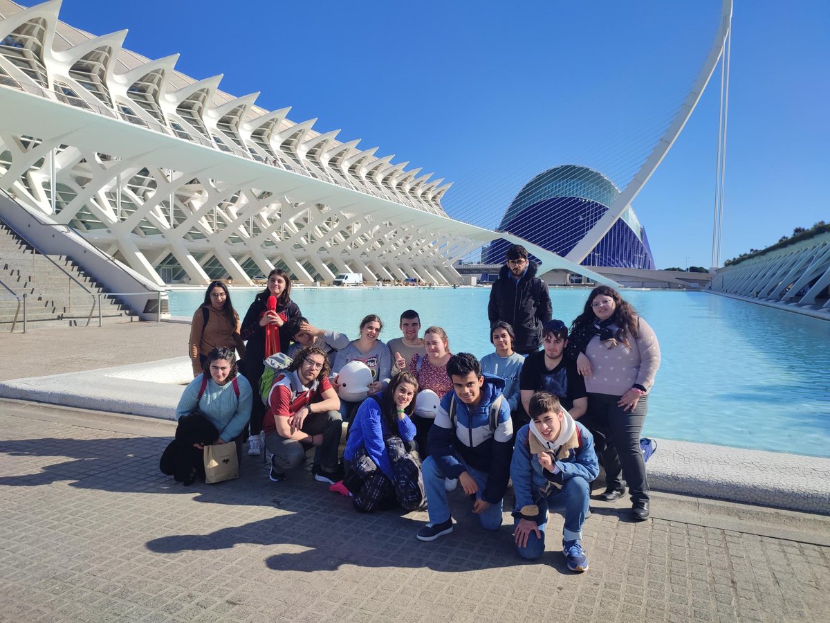 CeeCastellVell's tweet photo. L'alumnat de PFQB ha visitat l'Oceanogràfic. Ens han parlat del canvi climàtic, de les seues conseqüencies en la biodiversitat marina i hem pogut conèixer productes que ens ofereix el mar Mediterrani, el seu tractament culinari i el seu elevat valor gastronòmic. https://t.co/TDzg22rHo1