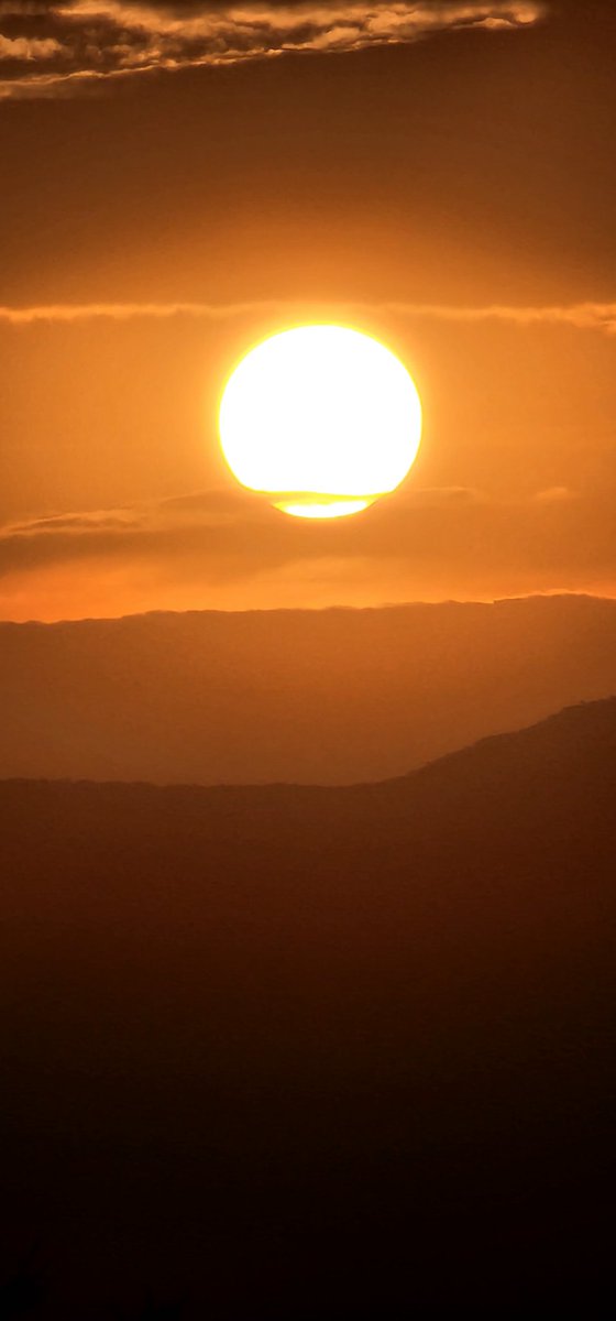 Reverietours's tweet photo. When the Sun decides to give a free show 😍.
Such a beautiful view from #Samburu #journeywithheritagekenya https://t.co/ViQSo5jqq2