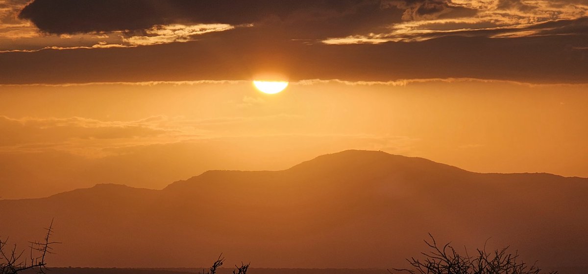 Reverietours's tweet photo. When the Sun decides to give a free show 😍.
Such a beautiful view from #Samburu #journeywithheritagekenya https://t.co/ViQSo5jqq2