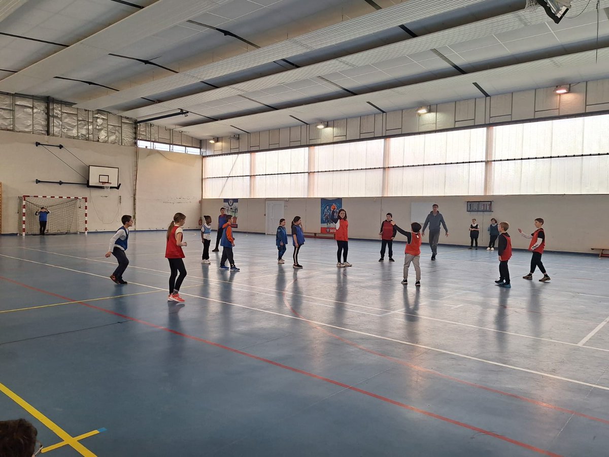 Vendredi 31 janvier, rencontre Hand, 75 élèves de l'école de Cosne et IME Emile Guillaumin de Coulandon.
Ateliers sportifs, matchs, ateliers culturels et P'tits reporters.

Pour voir les interviews:
youtube.com/watch?v=UwsFsE…
<a href="/usepnationale/">USEP nationale</a>