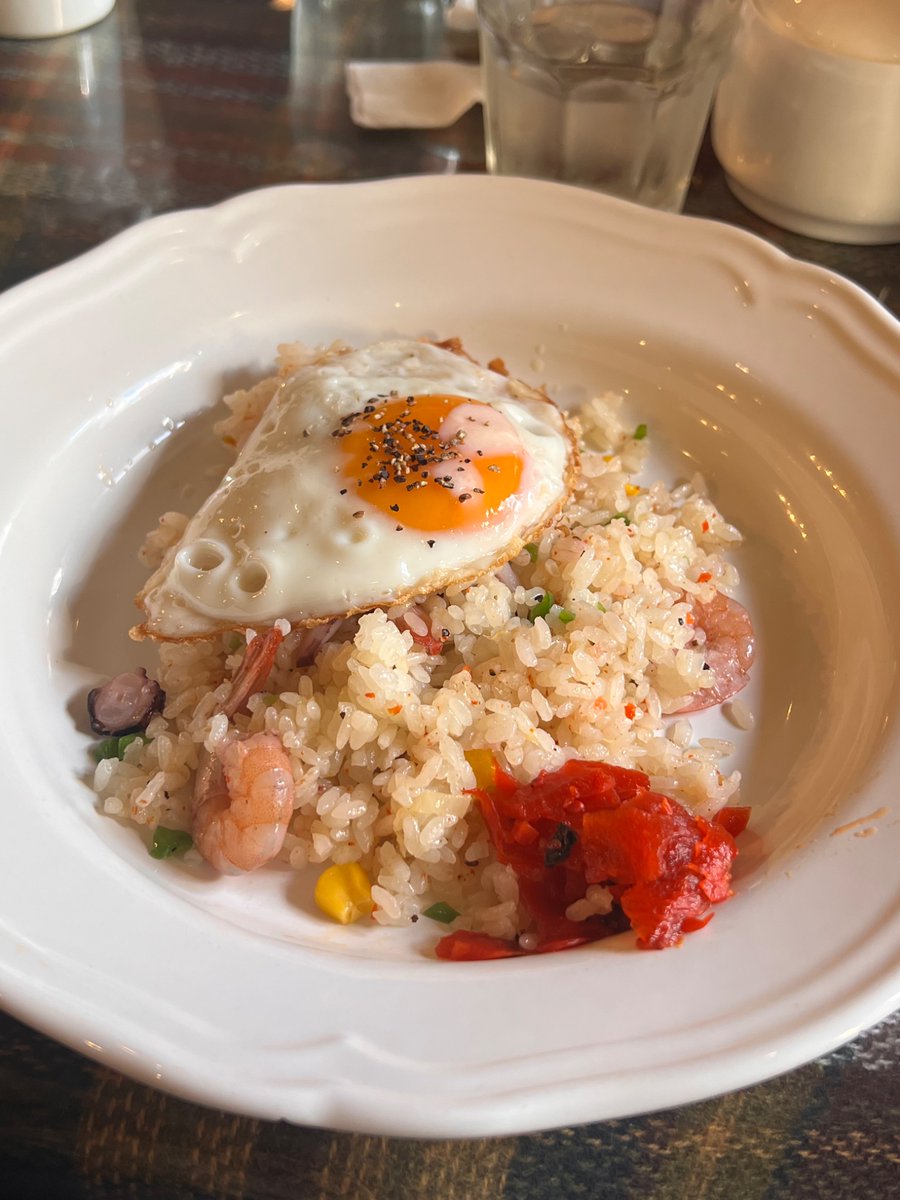 mitsuboshi_7's tweet photo. 喫茶の中で群を抜いて好き！

📍大阪都島【cafe de finesse】

アンティーク家具がめっちゃあって超いい感じのカフェ。ご飯・デザートの種類も多くて超満足。個人的にはオムライス、煮込みハンバーグ、シーフードピラフが好きかな。

喫煙可なので吸わない人は厳しいかもだけど、吸う人にとってはオアシスかも！僕は吸わないけど気にならないのでよく行ってます🙆