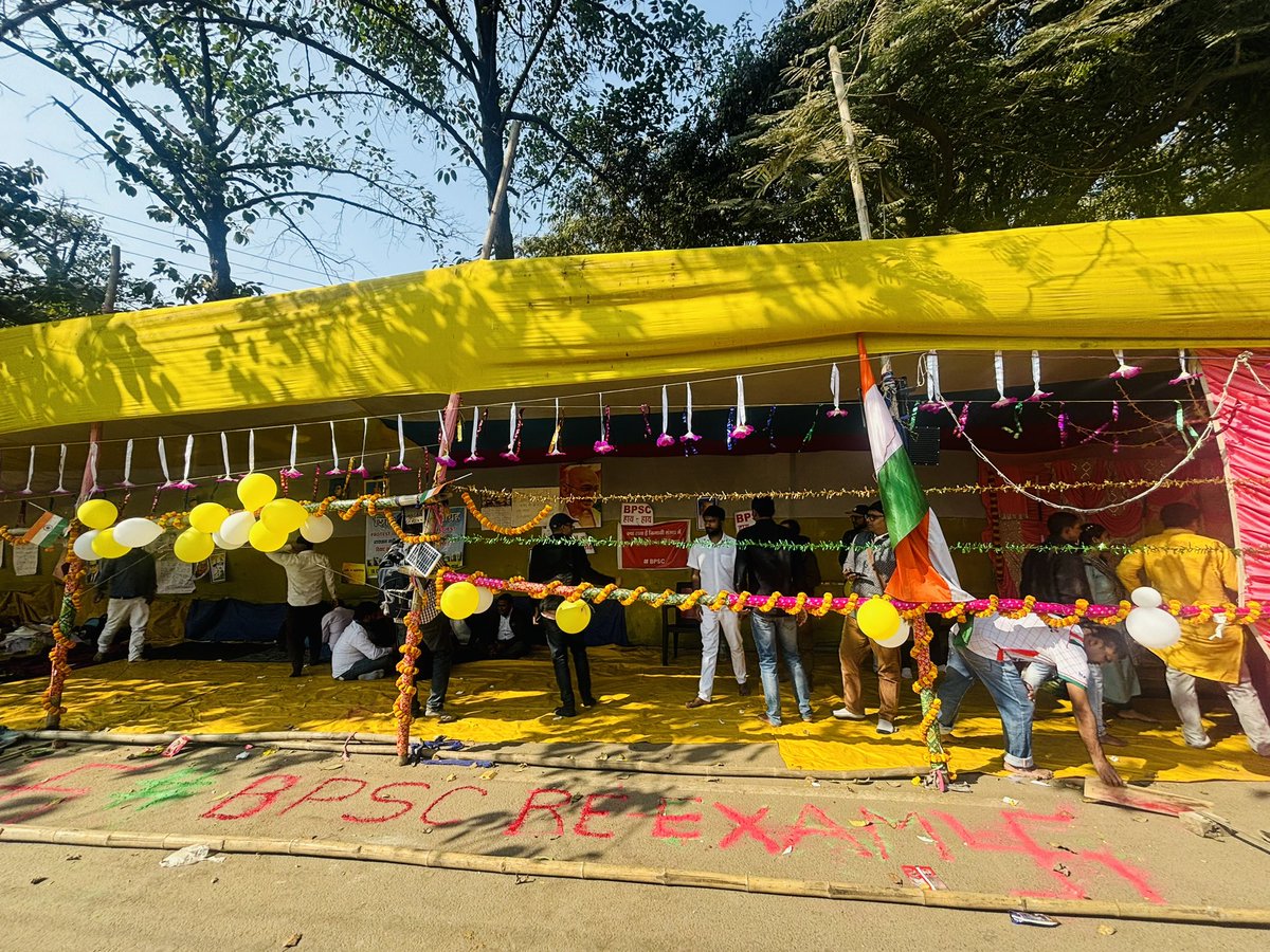 SamreenFatma24's tweet photo. BPSC अभ्यर्थियों ने कुछ इस अंदाज़ में मनाई सरस्वती पूजा🙏

#bpsc #BPSCReExamForAll #BPSC70th #BPSCStudentsProtest #bpscprotest #nitishkumar https://t.co/4glBDohliw